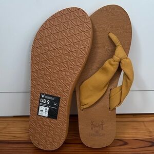 Gold Flops with Knot Detail, Kuliau fabric flip flops, NWT mustard flip flops